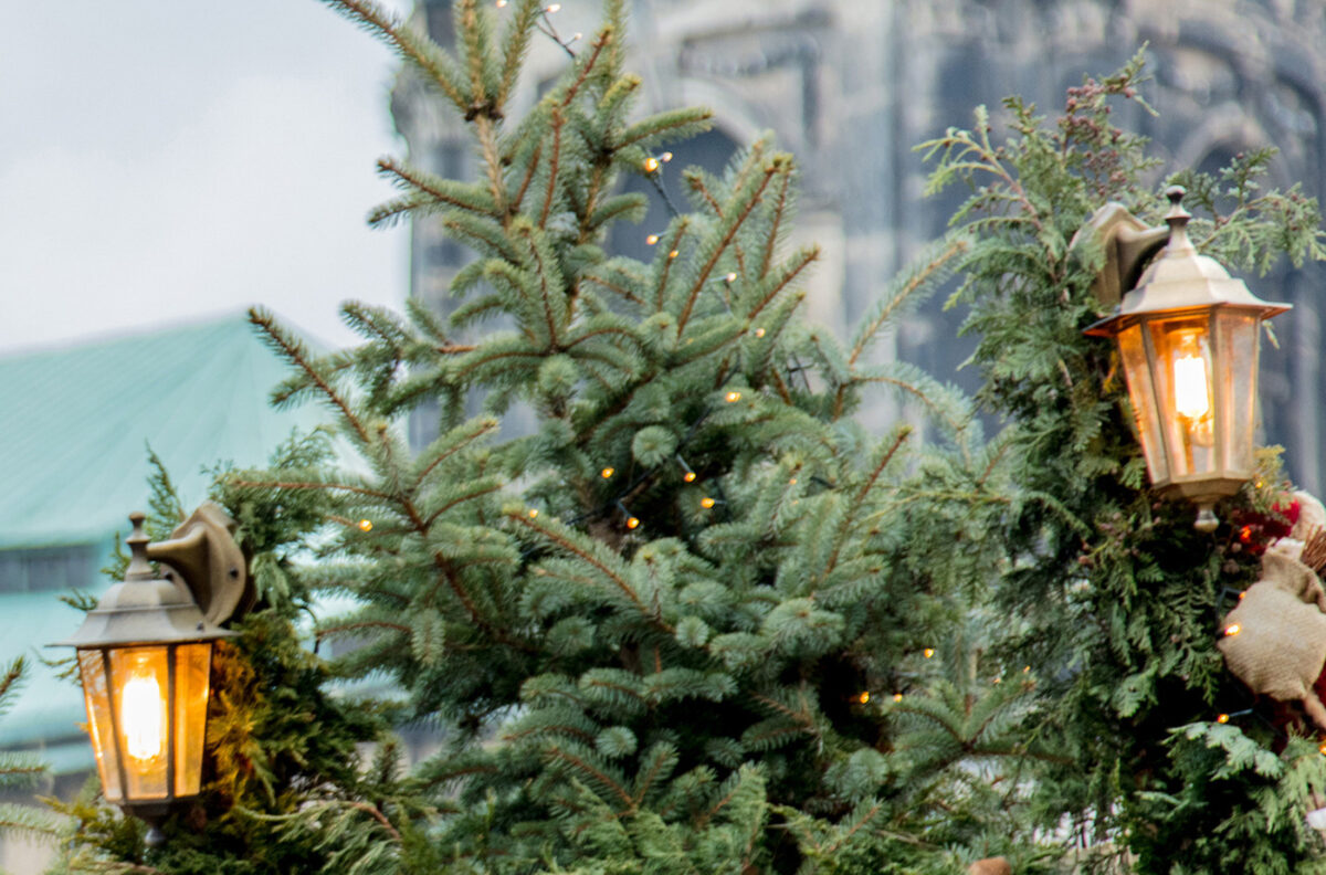 Tresses de Noël décorées sur le marché de Noël