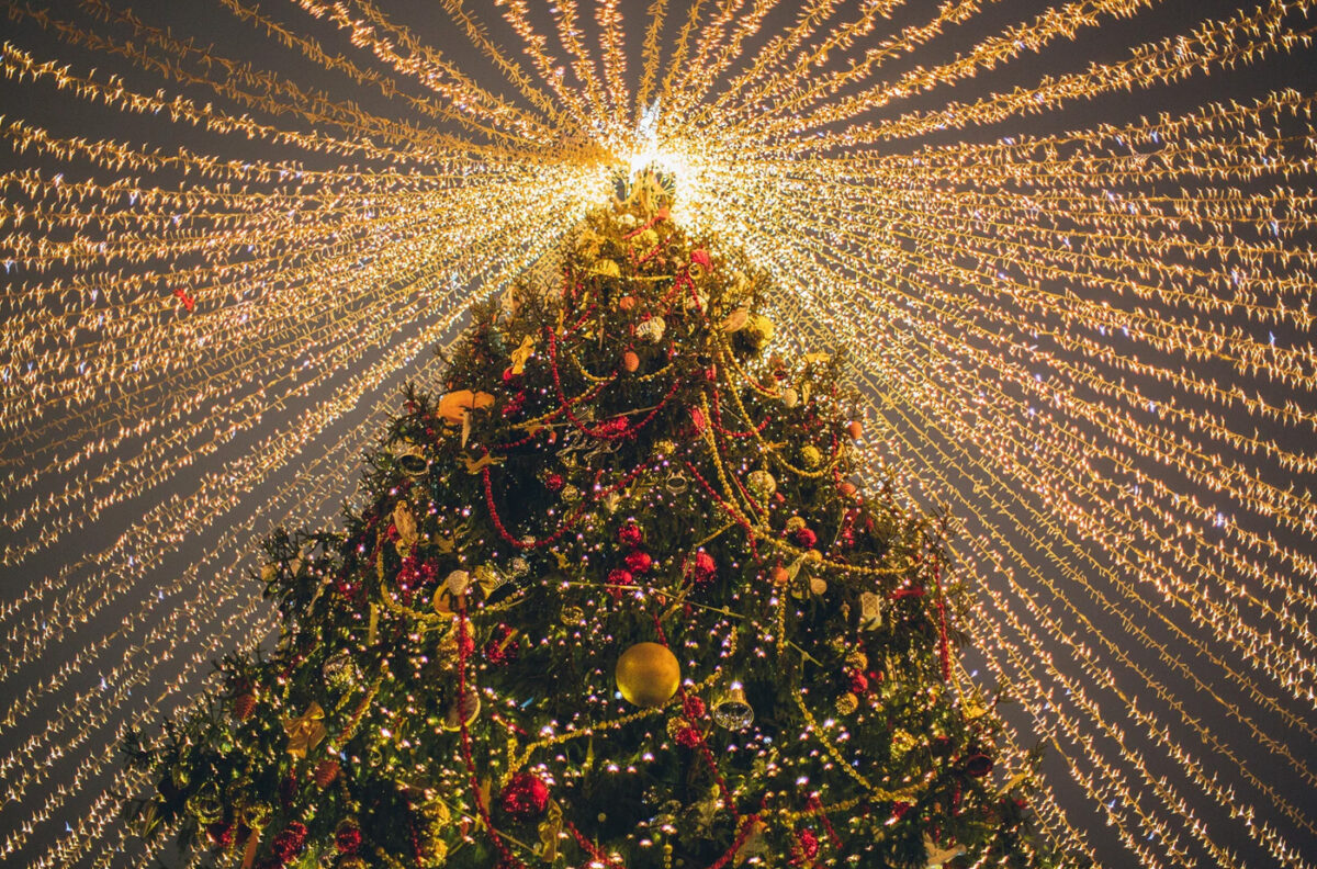 Sapin de Noël vert avec guirlandes lumineuses