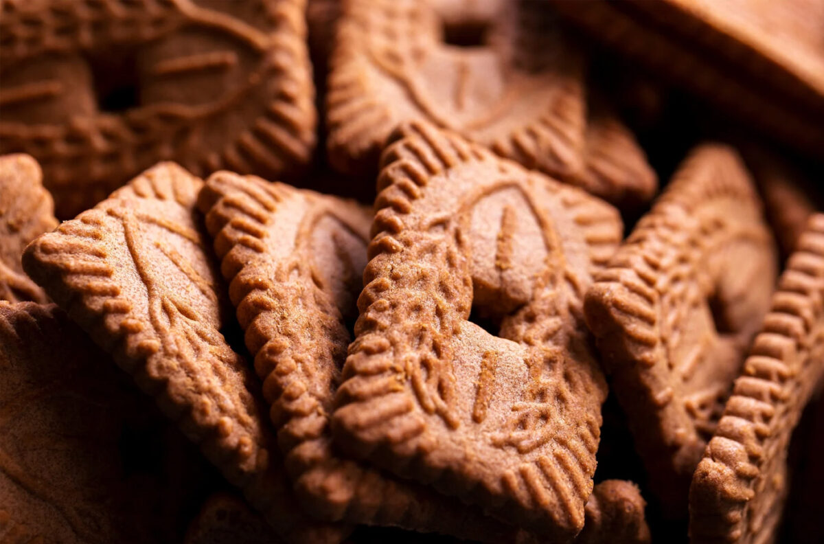 Gros plan sur une pile de biscuits bruns appelés speculaas ou speculoos en Belgique ou aux Pays-Bas. Ce biscuit épicé est très délicieux et populaire pendant la période hivernale et peut être consommé à tout moment.